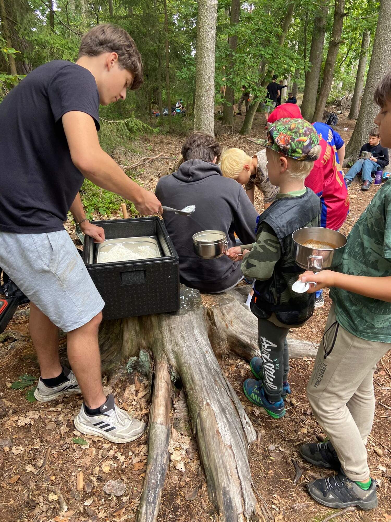 výdej oběda na příměstském táboře
