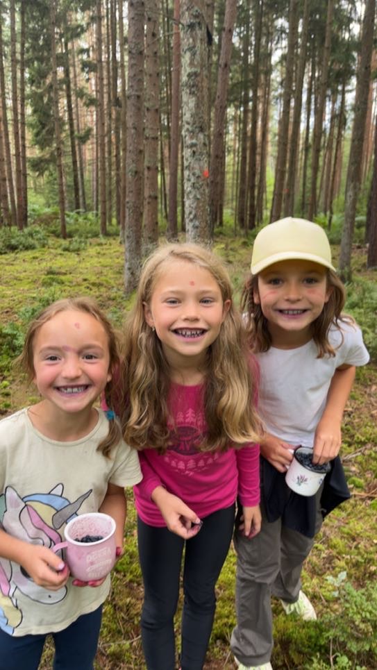 sbírání borůvek na letním táboře