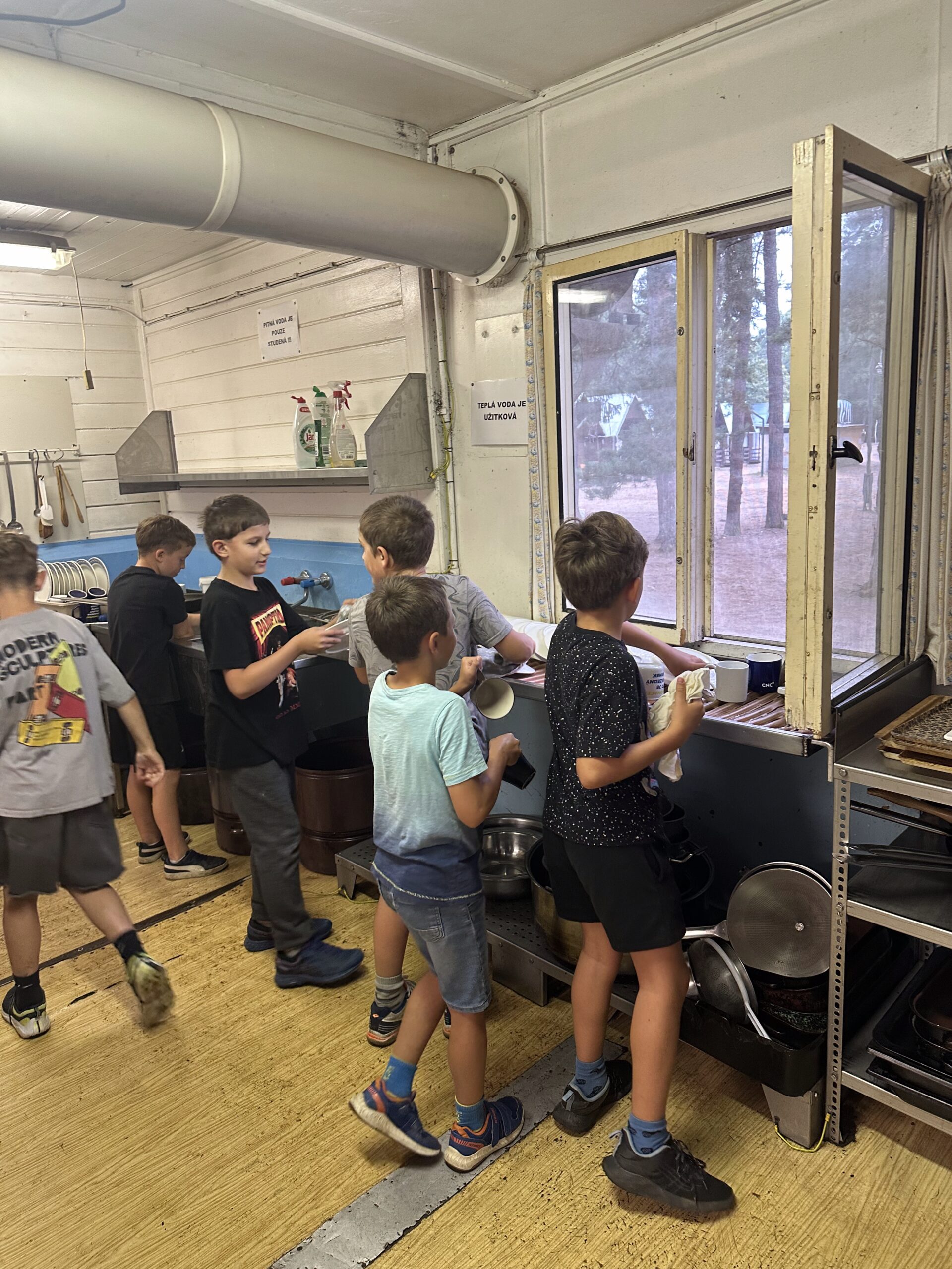 pomocníci v kuchyni na letním táboře