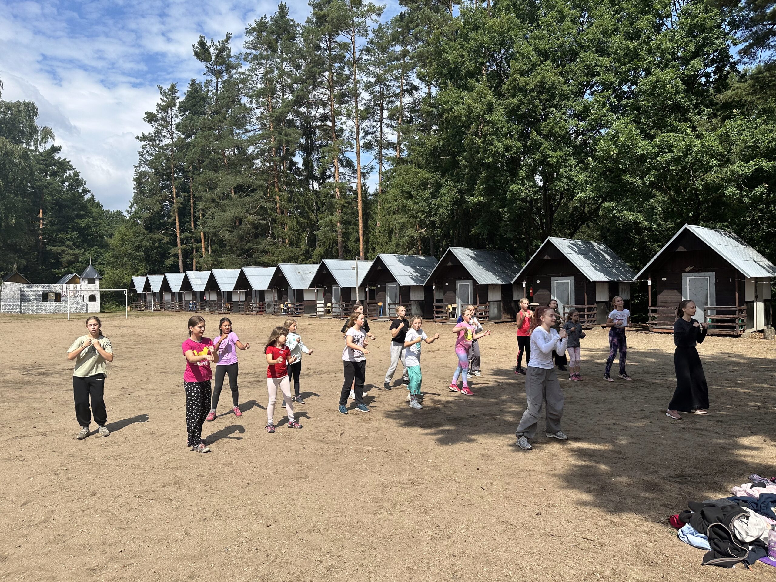tanečnice na táboře