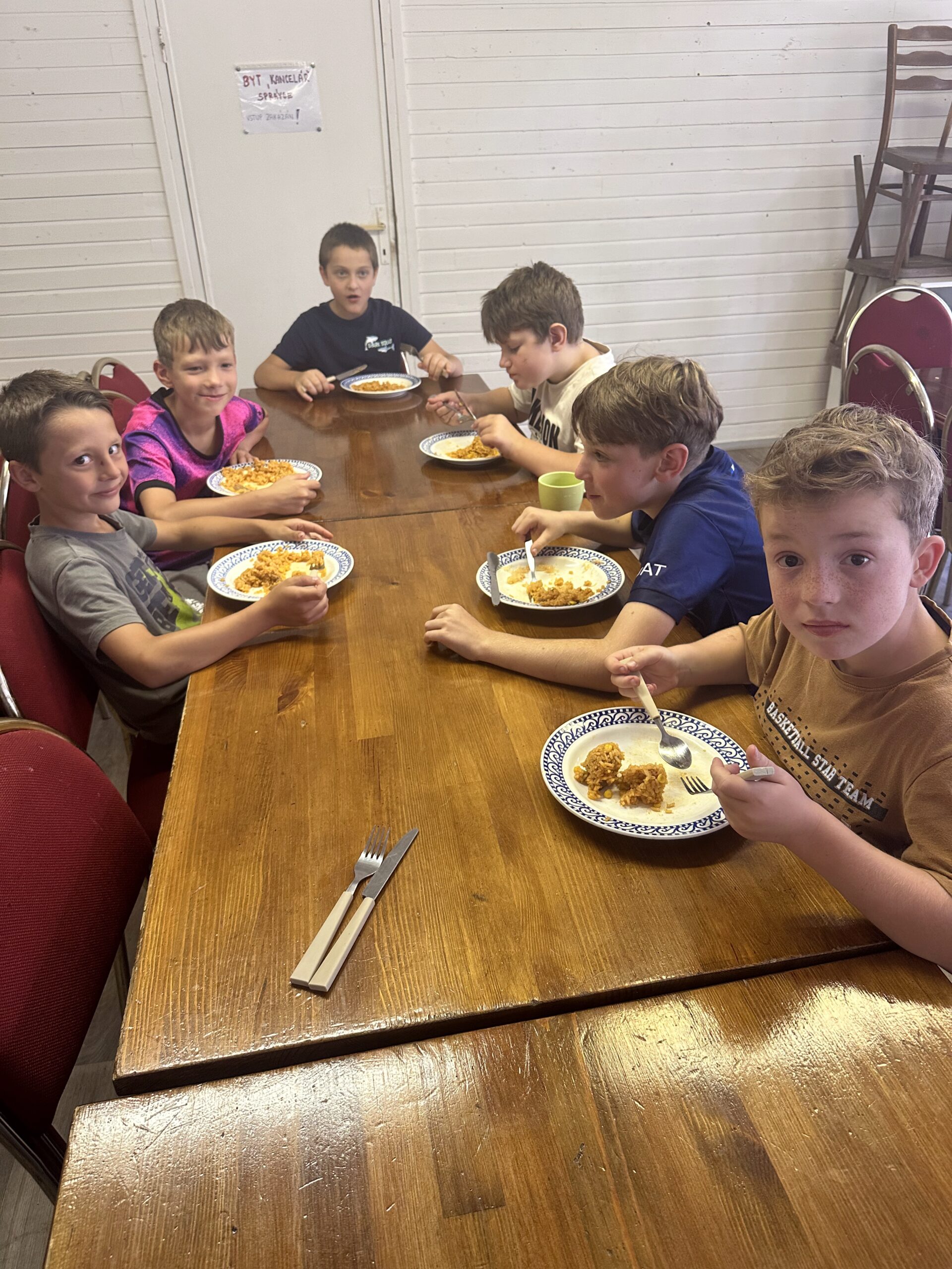 táborníci obědvají na pobytovém táboře