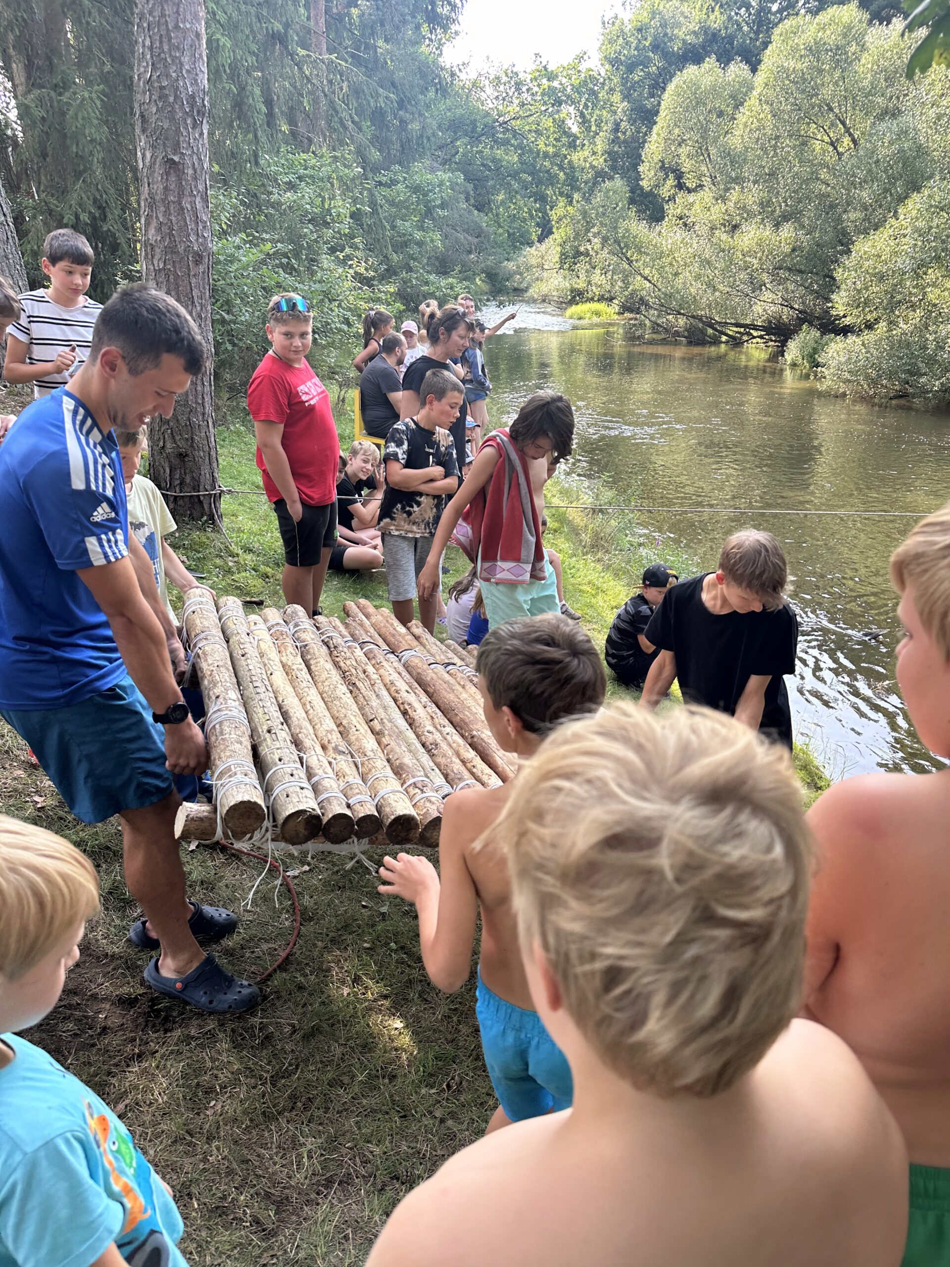 spuštění voru na táboře